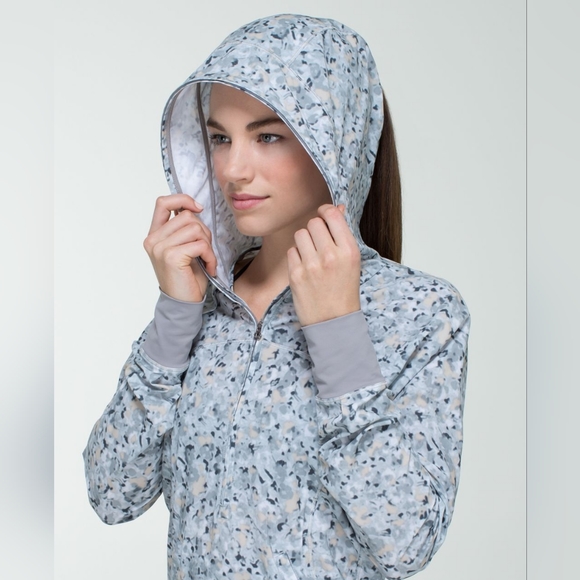 Lululemon Lightened Up Pullover for Running | Size 4 - Picture 10 of 16